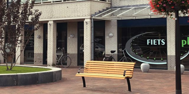 Gemeente plaatst rustbanken in ’t Dorp in Heesch