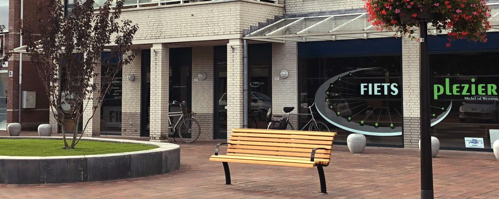 Gemeente plaatst rustbanken in ’t Dorp in Heesch